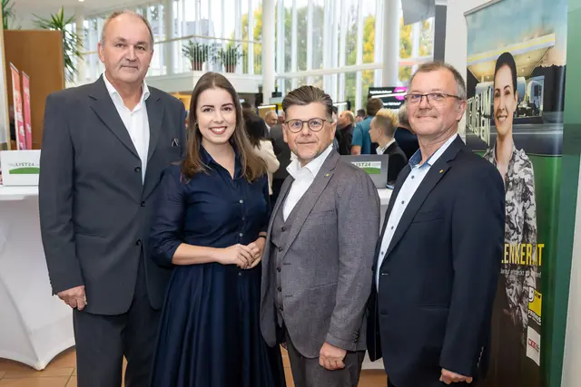 Spartengeschäftsführer Christian Strasser, WKOÖ-Vizepräsidentin Lisa Sigl, Fachgruppenobmann Günther Reder und Fachgruppenobmann-Stv. Michael Hofstädter bei der Jahrestagung der oö. Transporteure. | Foto: cityfoto