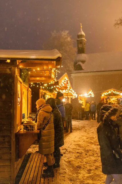 Der zentrale Anziehungspunkt ist der Adventmarkt St. Jakob am Thurn, der an jedem Advent-Wochenende sowie am 8. Dezember von 14.00 bis 19.00 Uhr am Kirchplatz bei der Wallfahrtskirche stattfindet. | Foto: Tourismusverband Puch