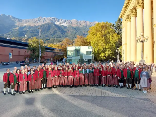 Die Trachtenmusikkapelle Neumarkt vor dem Innsbrucker Haus der Musik mit der Nordkette im Hintergrund . | Foto: TMK Neumarkt