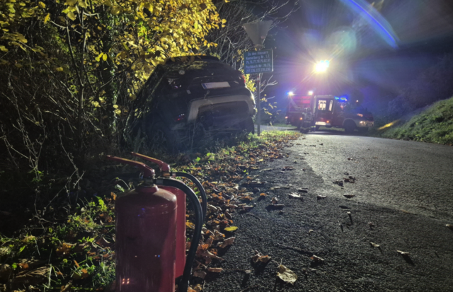 Am Sonntagabend landete in Maria Lankowitz ein Fahrzeug im Straßengraben. | Foto: FF Maria Lankowitz
