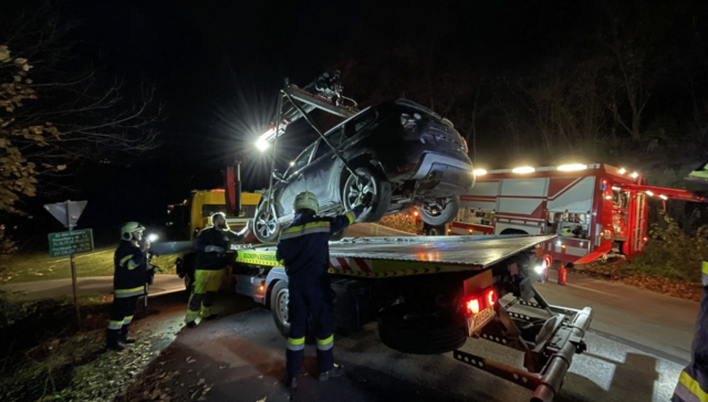 Das Fahrzeug wurde aus dem Straßengraben gehoben. | Foto: FF Maria Lankowitz