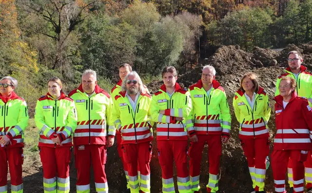 Zahlreiche Mitarbeiter vom Roten Kreuz Gratkorn nahmen an der Spatenstichfeier teil.  | Foto: Edith Ertl