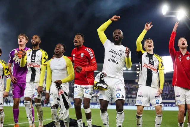 Die LASK-Kicker jubelten und feirerten mit ihrem anhang vor dem Auswärtsblick und besangen den Derbysieg. | Foto: Reischl