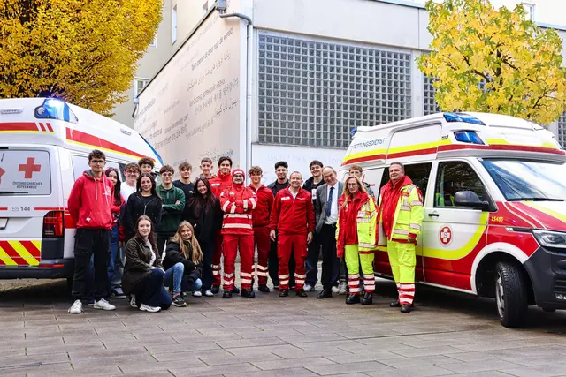 Der Rettertag war wieder ein voller Erfolg: Ein Bruchteil der teilgenommen Schüler zum abschließenden Gruppenfoto mit den Einsatzkräften. | Foto: HTL1 Bau&amp;Design