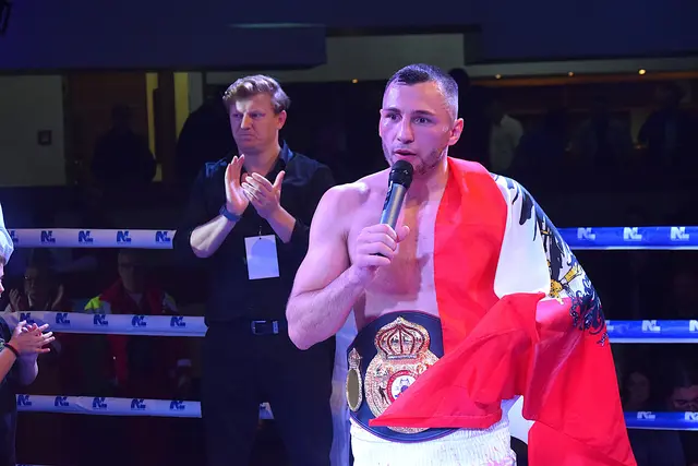 Edin Avdic mit der Österreich Fahne und WBA-Gürtel. | Foto: Schwaighofer