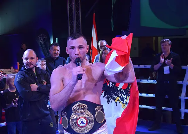 So sehen Sieger aus - Manuel Schwarzl (li.) und Edin Avdic mit Gürtel und Österreich Fahne - das hatte bisher in seiner Gewichtsklasse in Österreich noch keiner geschafft. | Foto: Schwaighofer