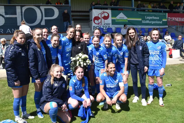 Nach dem Spiel gratulierten die Spielerinnen vom FC Südburgenland Teamkollegin Lilla Sipos und Angéla Tóth zur Hochzeit. | Foto: Michael Strini