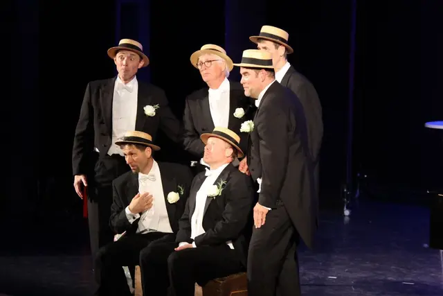 Das Ensemble tritt in unterschiedlichen Choreographien auf.