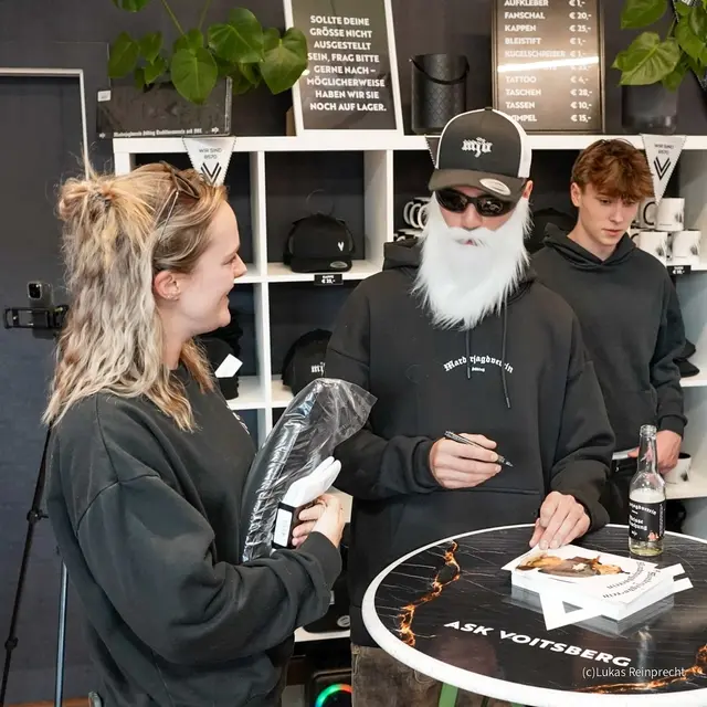Schwabler Gerdschi im ASK Voitsberg-Fanshop schrieb fleißig Autogramme. | Foto: Lukas Reinprecht