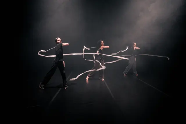 In der performativen Installation „Rauschen“ des Toihaus Theaters bringen mehrere PerformerInnen Bänder aus der rhythmischen Sportgymnastik in kontinuierliche Schwingung. Angetrieben von der Kraft elektronischer Musik zeigen die Bänder verschiedene Schattierungen von Bewegungsmustern und deren jeweilige Wirkungskreise. | Foto: Siegrid Cain