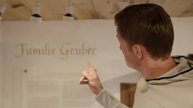 In seiner Dokumentation macht sich Florian Danner auf die Suche nach Menschen, die Österreichs häufigsten Nachnamen tragen: Gruber. 