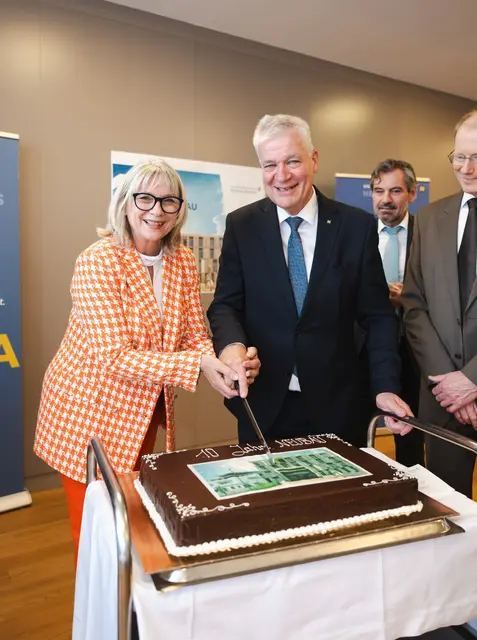 Anschnitt der Geburtstagstorte zum Zehnjährigen. | Foto: Stefan Germershausen