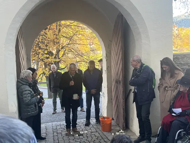 Sepp Unterkirchner verlegte den Stolperstein für seine Mutter Rosina Unterkirchner. | Foto: MeinBezirk