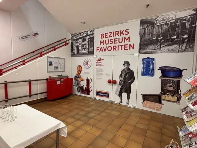 Ankerbrot, Ziegelsteine und direkt auf der Tür: Baron Karl. | Foto: Nathanael Peterlini/MeinBezirk