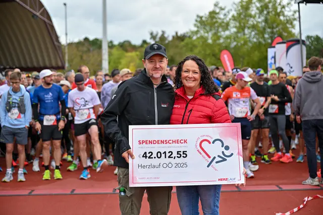 Andreas Protil vom Stadtmarketing Traun überreichte den Spendenscheck an Michaela Altendorfer, Präsidentin des Vereins Herzikinder Oberösterreich. | Foto: Foto: Christian Moser