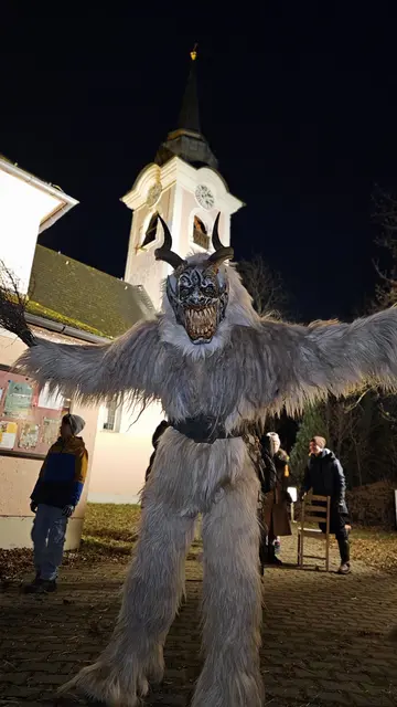 Die Adventszeit in Puch ist geprägt von tief verwurzeltem Brauchtum, wobei besonders die Krampusläufe der St. Jakober Weiherteufel (29.11) und der Original Pucher Krampusse (5.12) hervorstechen. | Foto: Tourismusverband Puch