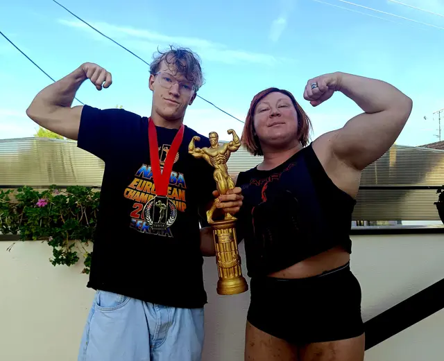 Teenage-Bodybuilding-Europameister Erik Wieser mit seiner Trainerin Anna Karrila, die als stärkste Frau der Welt gilt.  | Foto: Wieser