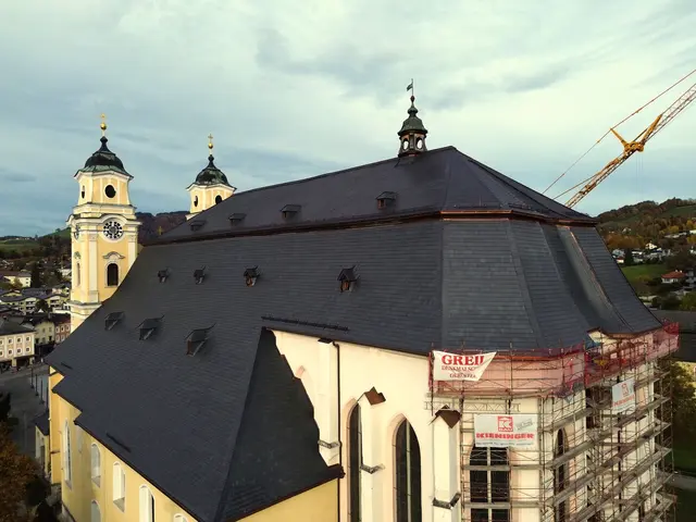 Die alten Faserzementplatten des Kirchendachs waren stark abgenutzt, sodass immer wieder Regen eindrang.  | Foto: Matthias Winkler
