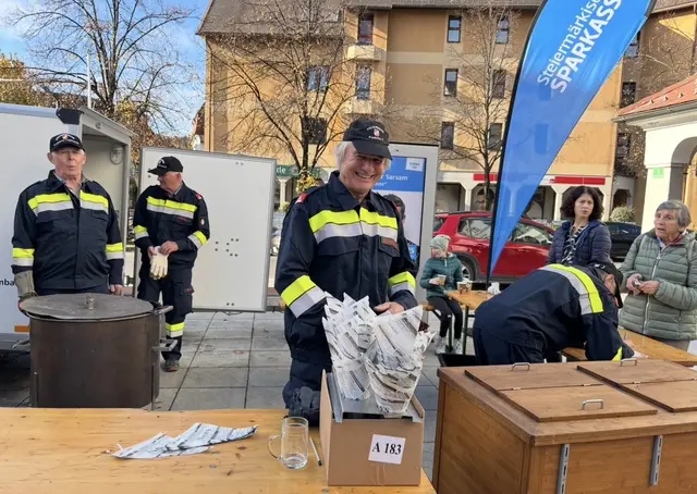 Die Feuerwehr sorgte mit gerösteten Maronis für eine herbstliche Stimmung.  | Foto: MeinBezirk/Leonie Herrmann