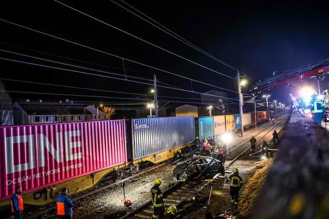 Nachdem das Auto die Glasscheibe durchbrochen hatte, stürzte das Auto auf die Bahngleise. | Foto: Daniel Scharinger