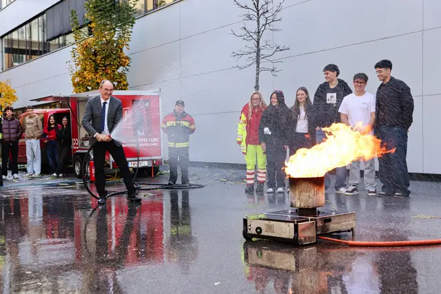 Schulleiter Christian Armbruster ging mit Beispiel voran und ließ es sich nicht nehmen, vor den Augen der Schüler das Feuer zu löschen. | Foto: HTL1 Bau&amp;Design