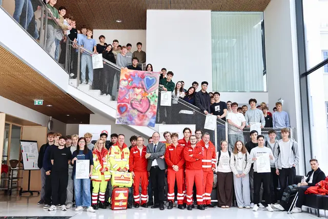 Der Rettertag war wieder ein voller Erfolg: Ein Bruchteil der teilgenommen Schüler zum abschließenden Gruppenfoto mit den Einsatzkräften in der Schulaula. | Foto: HTL1 Bau&amp;Design