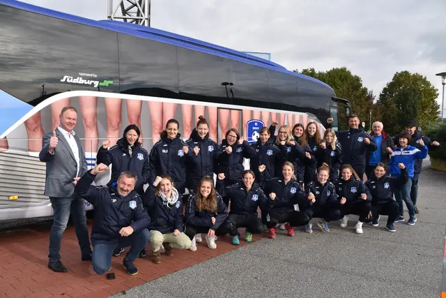 Hurra, wir haben einen eigenen Bus: Die Spielerinnen und Funktionäre vom FC SKINY Südburgenland freuen sich mit Südburg-Geschäftsführer Siegfried Tanczos | Foto: Michael Strini