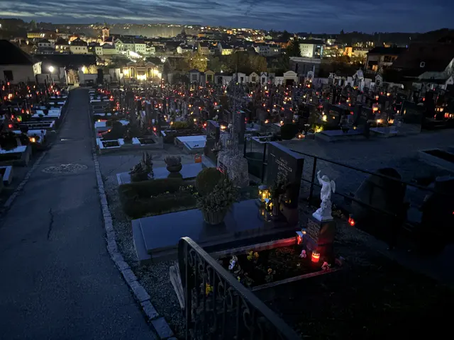 Eine würdige Abendstimmung am Friedhof Syrnau in Zwettl am Allerheiligentag 2025. | Foto: Bernhard Schabauer