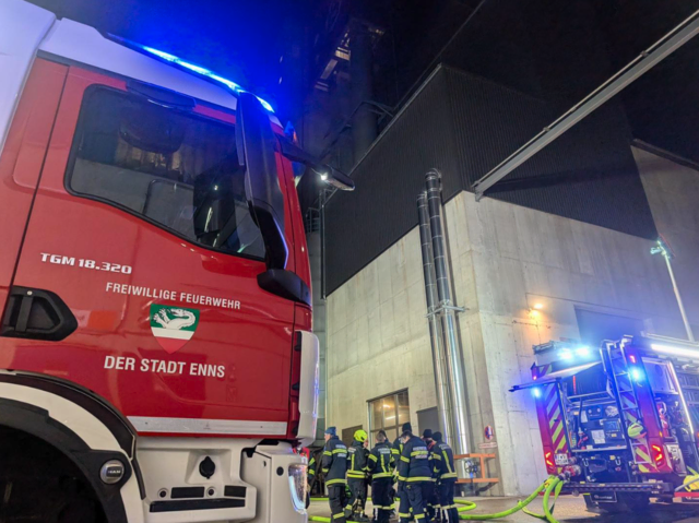 In einem Entsorgungsbetrieb im Ennshafen kam es am Montagabend gegen 18 Uhr zu einem Brand im Bereich eines thermischen Schmelzofens. | Foto: FF Enns