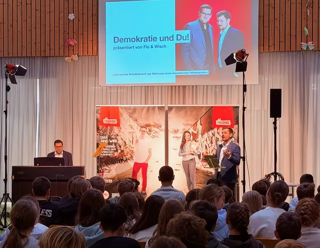 Humorvoll und ernst zugleich: Das Jugendtheater „Demokratie &amp; Du!“ in Aktion. | Foto: Mittelschule Retz