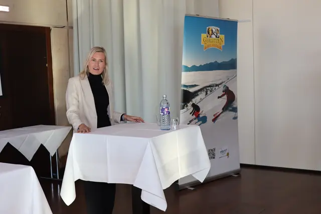 Kathrin Schrammerl, Kärnten Werbung, richtete auch einige Worte an die Protagonisten. | Foto: MeinBezirk.at