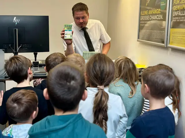 Hauptkassier Andreas Hurt zeigte den Kindern eine Packung 100.000 Euro. | Foto: Markus Kahrer