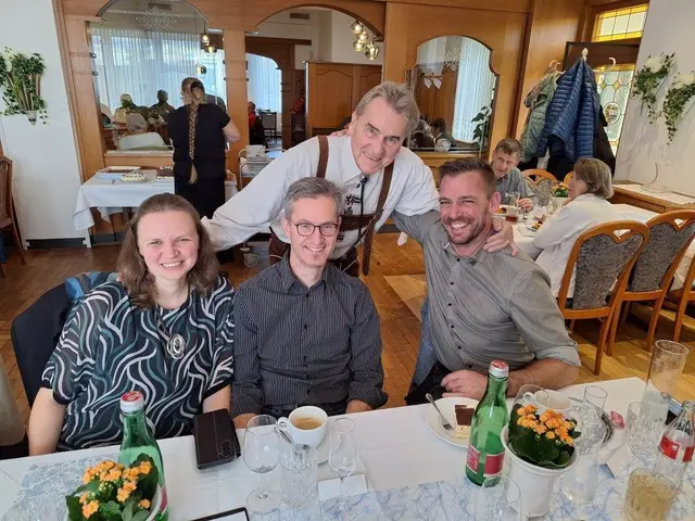 Das Geburtstagskind mit der neuen Polizei-Chefin von Neulengbach Helga Pasteiner, ihrem Freund Markus und Kollegen und Freund Manuel | Foto: privat / zVg.