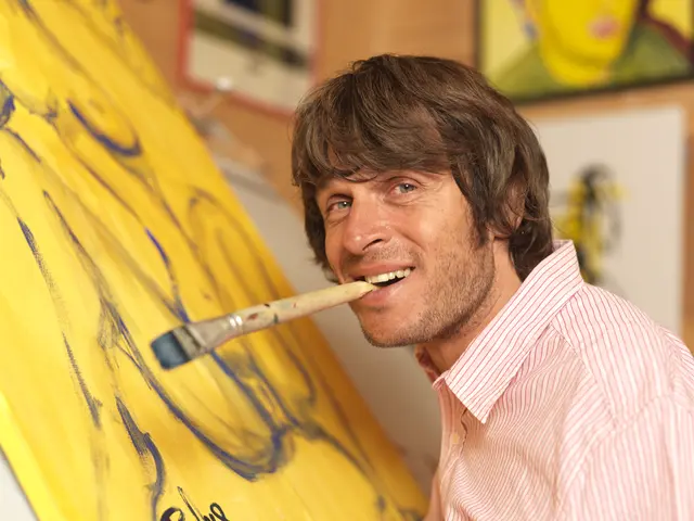 Mundmaler Paulus Ploier beim Malen von seinem Selbstportrait. | Foto: www.paulus-art.at