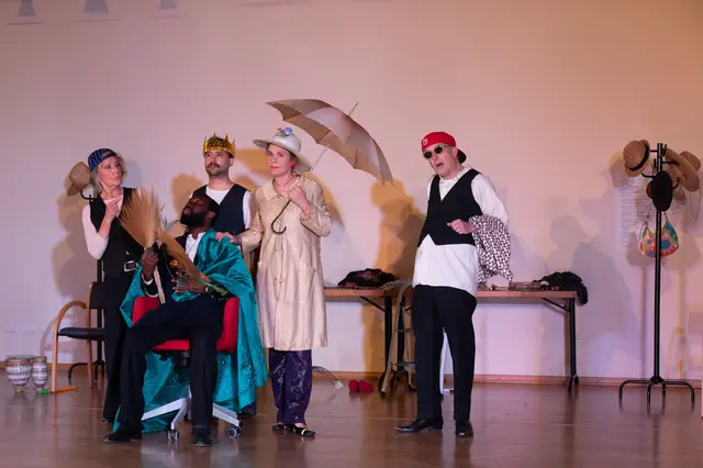 Im Jahr 2025 setzt das interkulturelle Team von "Sprung.wien" die seit 2021 laufende Performance-Serie gegen Krieg und Faschismus und für den Frieden fort. | Foto: Archiv Sprung.wien