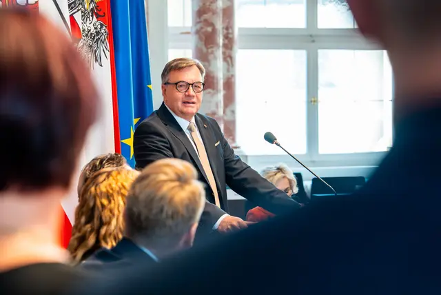 LH a.D. Platter ließ in der Dankesrede sein politisches Leben Revue passieren und ging auf die schwierigste Zeit seiner Amtsführung ein. Besonders die Entscheidung für eine bundesweite Impfpflicht, die am 19. November 2021 bei der Landeshauptleutekonferenz am Achensee getroffen wurde, beschäftige ihn bis heute: „Allen, die sich dadurch verletzt fühlten, möchte ich sagen: Es tut mir leid und ich möchte mich dafür auch in aller Form entschuldigen.“ | Foto: Tiroler Landtag/Christanell