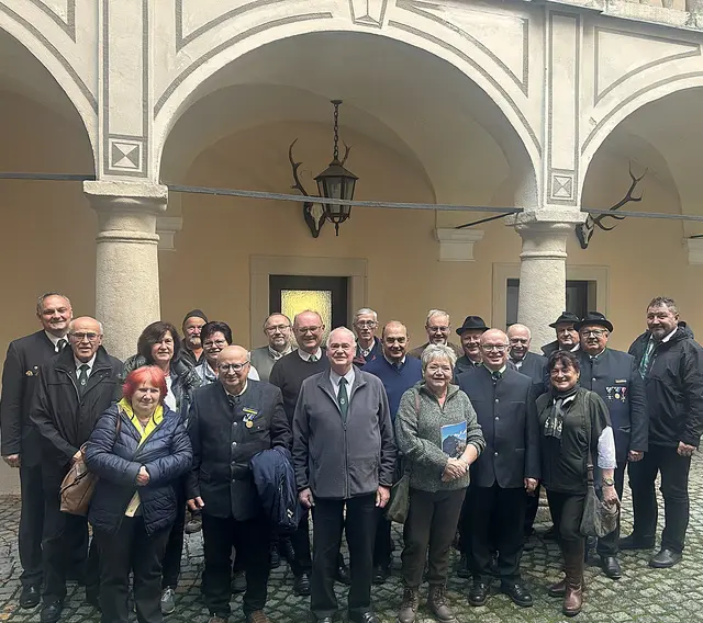 Kameradinnen und Kameraden vom ÖKB-Hauptbezirk Mistelbach - ÖKB-Obmann Niederleis Franz Hammer, Lambert Rohrböck, Leopoldine Arbeiter, Christine Kohzina, Gabi Ullmann, Rudi Freisinger, ÖKB-Obmann Eibesthal Josef Arbeiter, Herbert Ullmann, Johann Gründler, Johann Diewald, Alois Nagl, ÖKB-Obmann Niederkreuzstetten Rudi Fenz, Lisi Nekam, Josef Girsch, Erich Hiller, Franz Schinhan, Erich Oberauer, Bernadette Huber, Werner Höss, ÖKB-Obmann Schrattenberg Otto Wagendristel, ÖKB-Obmann Wilfersdorf-Hobersdorf, Bezirksobmann Stellvertreter von Mistelbach, Josef Kohzina.
(Nicht am Foto sind Rudolf Demschner mit Gattin) | Foto: ÖKB