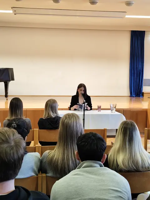 Aline Tosch durfte bereits einige Lesungen halten – hier im Mary Ward Gymnasium in Krems | Foto: MAO Verlag