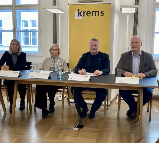 Die Zukunft der Praxisvolksschule Krems-Mitterau ist ungewiss, von Seiter der Stadt Krems wird daher präventiv an Lösungsvarianten gearbeitet.
v.li.n.re.:Amtsleiterin Rosemarie Bachinger, Bereichsleiterin Doris Denk, Bürgermeister Peter Molnar, Bildungsstadtrat Martin Zöhrer | Foto: em