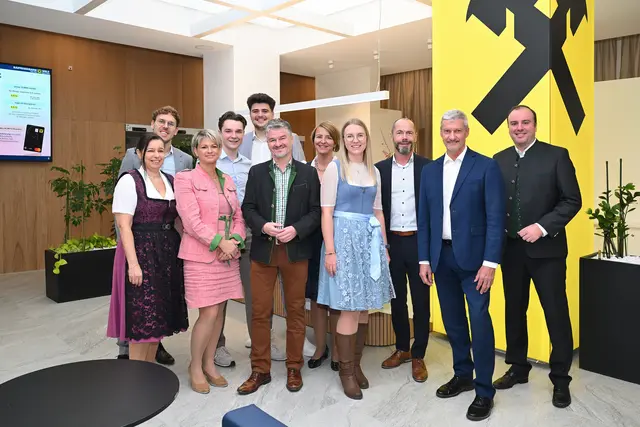 Das gesamte Team der Bankstelle Marchtrenk freute sich über zahlreiche Kunden in der gerade erst neu eröffneten Bankstelle . | Foto: RAIFFEISENBANK WELS
