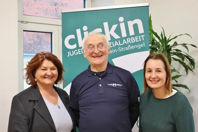 Auf Einladung des ClickIn experimentierte Haimo Tentschert im Generationenhaus. Gastgeberin Burgi Zinka (re) und Bgm. Doris Dirnberger machten bei den naturwissenschaftlichen Experimenten mit.  | Foto: Edith Ertl