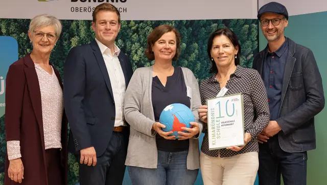 Von links: Katharina Seebacher (Klimabündnis-Vorsitzende), Landesrat Stefan Kaineder, Elisabeth Pilz (Lehrerin an der VS Kefermarkt), Angela Preslmayer (Leiterin der VS Kefermarkt) und Norbert Rainer (Geschäftsführer des Klimabündnisses). | Foto: Land OÖ/Lina Spenlingwimmer