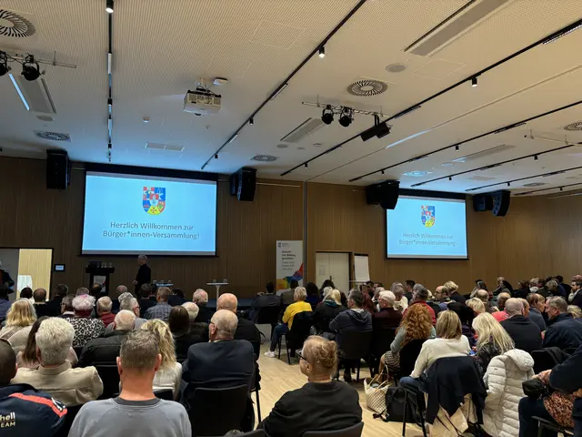 Rund 250 Bürgerinnen und Bürger versammelten sich im Hochschul Campus, um über die Filmteichstraße zu diskutieren. Vor Ort waren auch Politik und Behörden. | Foto: Nathanael Peterlini/MeinBezirk