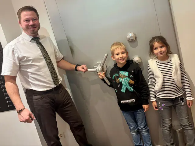 Hauptkassier Andreas Hurt öffnete für die Schüler den Tresorraum! | Foto: Markus Kahrer