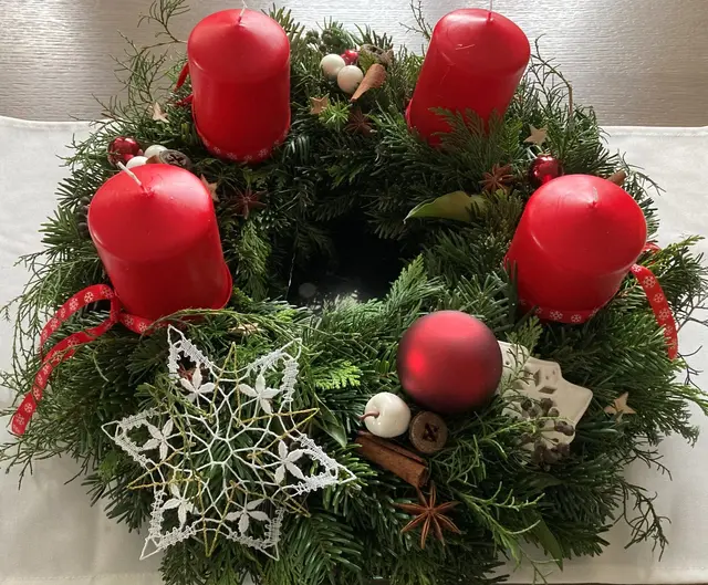 Besucher des Adventmarkts in St. Marienkirchen bei Schärding können am 23. November 2025 von 10 bis 16 Uhr an den verschiedenen Ständen stöbern und sich mit vorweihnachtlichen Leckereien sowie liebevoll gefertigten Adventkränzen versorgen.  | Foto: Goldhaubengruppe St. Marienkirchen
