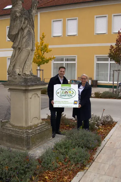 Abgeordneter zum NÖ Landtag Bernhard Heinreichsberger und Bürgermeisterin Marion Török. | Foto: „Natur im Garten“ / F. Hagen