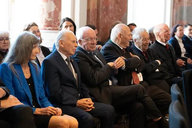 Die Ringträgerin Ingeborg Hochmair-Desoyer sowie die Ringträger Arthur Thöni, Herwig van Staa, Luis Durnwalder, Wendelin Weingartner und Alois Partl. | Foto: Tiroler Landtag/Christanell