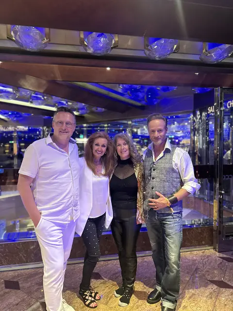 Auf der Kreuzfahrt. Von links: Samuel Hudl von der Band Sam's Fever, Donna Presley (Cousine von Elvis Presley), die berühmte Sängerin Ginger Holladay und der bekannte Elvis-Interpret Nico S. (Bernhard Schönleitner) aus Hallwang. | Foto: Donja Schönleitner