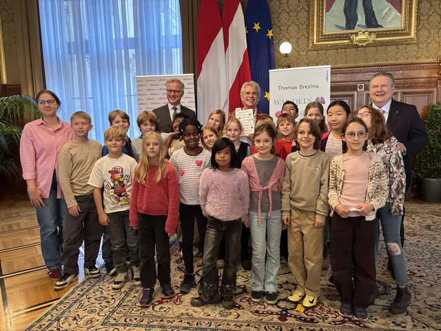 Thomas Brezinas (hinten Mitte) neues Buch sorgt für begeisterte Kinderaugen - das freut auch Bürgermeister Michael Ludwig (SPÖ, hinten rechts) und MedUni-Wien-Rektor Markus Müller (hinten links). | Foto: Mathias Kautzky/MeinBezirk