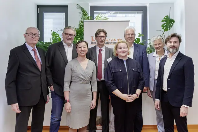 Bei der Vorstellung der modernisierten Räume anwesend, v. r.: Ettl (Kriseninterventionszentrum), Stadtrat Hacker (SPÖ); Hu (Neos-Gesundheitssprecherin); Leiter Kapitany, Ministerin Schumann (SPÖ), Huss (Obmann der ÖGK), Streissler-Führer (Vorsitzende des Landesstellenausschusses ÖGK Wien), Lochner (Drogenbeauftragter der Stadt Wien) | Foto: Kriseninterventionszentrum/Alexander Haiden